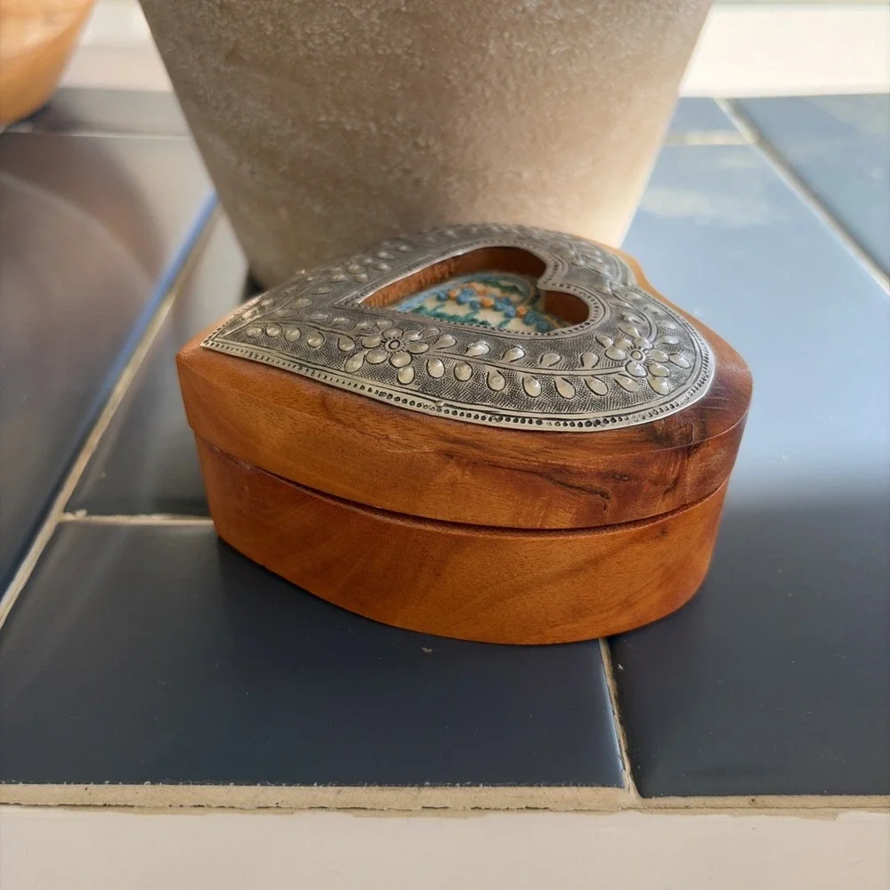 Decorative art heart shaped trinket or jewelry box, wood/metal (B1)
